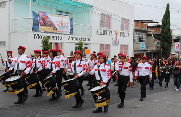  Estudiantes desfilan para conmemorar aniversario de la independencia nacional