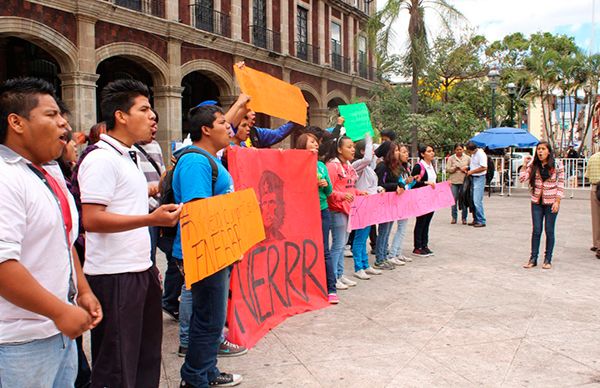  Estudiantes exigen al Congreso de Morelos el reconocimiento de preparatoria