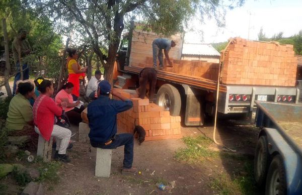  Reciben familias material para construcción en Penjamo