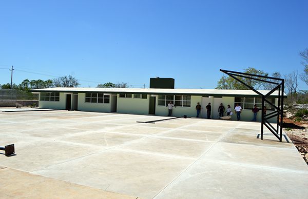 Alumnos felices con nuevas instalaciones