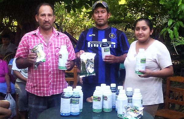 Campesinos de Las Maravillas reciben incentivos para el campo