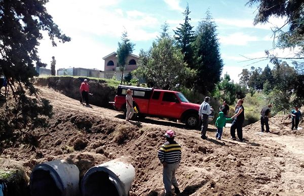 Antorchistas colocan puente provisional en colonia La Antorcha