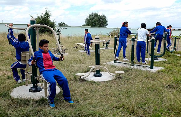  En Tequexquinahuac Texcoco estrenan alumnos barda perimetral y gimnasio