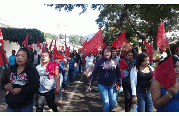 Marchan cientos de antorchistas en Ario, exigen solución a sus demandas