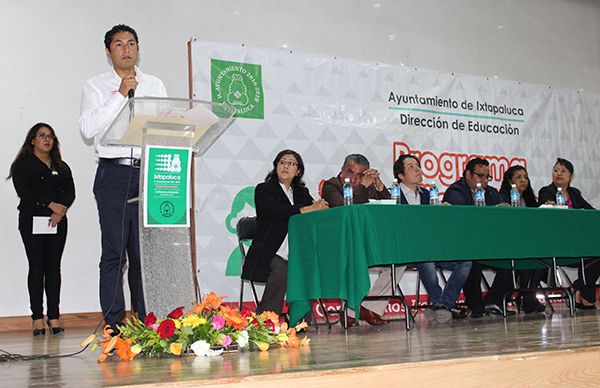  Conserjes y secretarias de las escuelas reciben pago del programa Beneficio Escolar