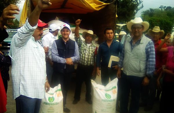 Entregan en San Gabriel fertilizante gestionado por Antorcha