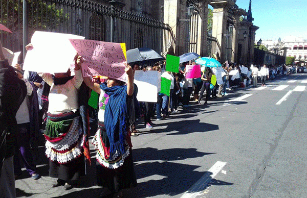 Cadena humana móvil en banquetas de Morelia