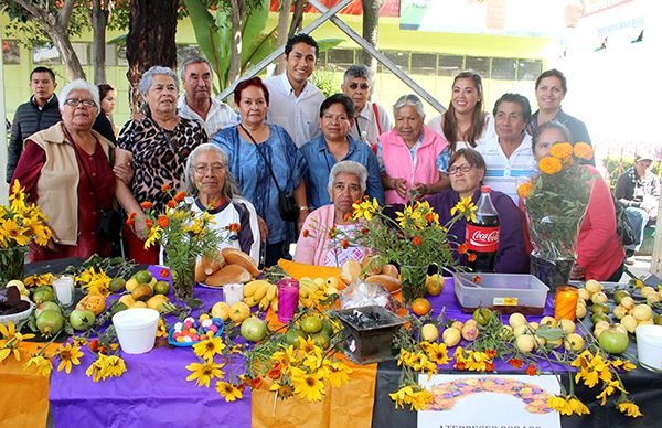 Adultos mayores exhiben ofrendas alusivas a Día de Muertos  