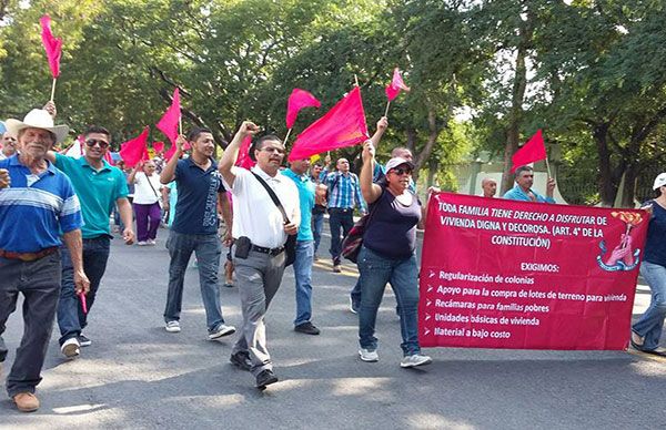 Marchan en exigencia de obras y servicios elementales