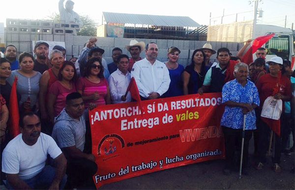 En Baja California Antorcha logra entrega de vales de material para vivienda