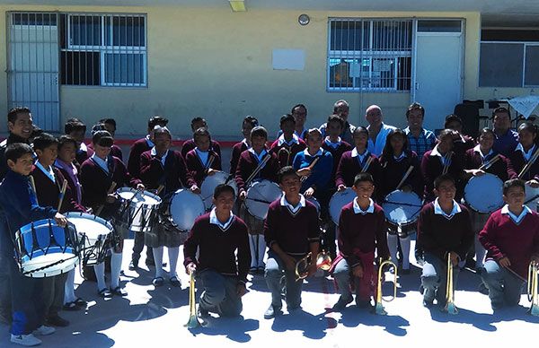 Secundaria recibe instrumentos musicales