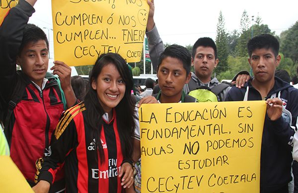  Protestan estudiantes ante Instituto de Espacios Educativos del Estado de Veracruz