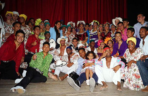 Bailan antorchistas en Cuba