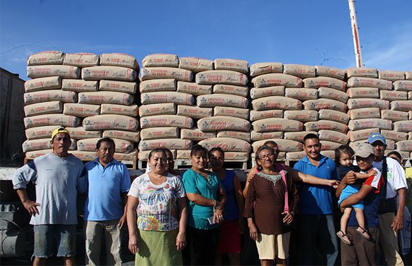 Entregan insumos de vivienda a familias humildes