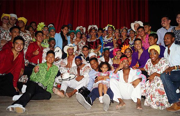 Bailan antorchistas en Cuba 