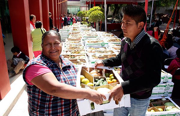 Entregan canastas hortofrutícolas a grupos vulnerables