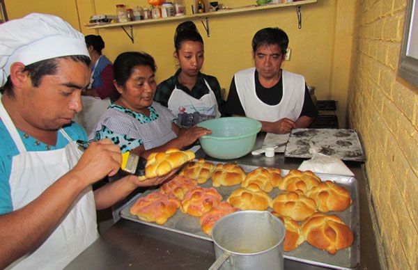 Elaboran pan de muerto