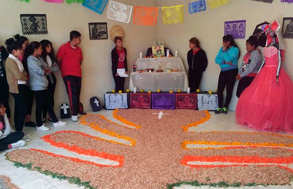 Realizan Ofrendas de muertos en Instituto Calpulli  