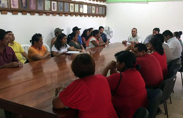  Asisten a mesa de trabajo con edil de Palenque