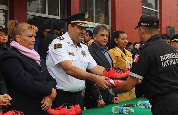  Entregaron uniformes y constancias por capacitación a policías