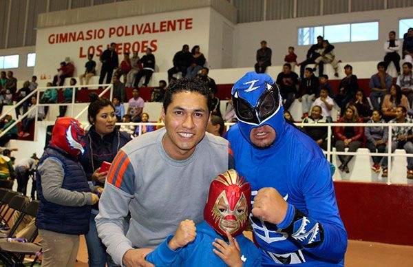 Promueven convivencia familiar con exhibición de lucha libre