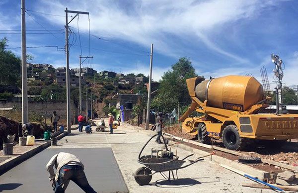 Pavimentación de calle en la colonia Renacimiento de Tlapa