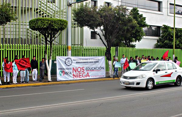  Estudiantes de Ecatepec exigen a munícipe cumplir pactos firmados con educación