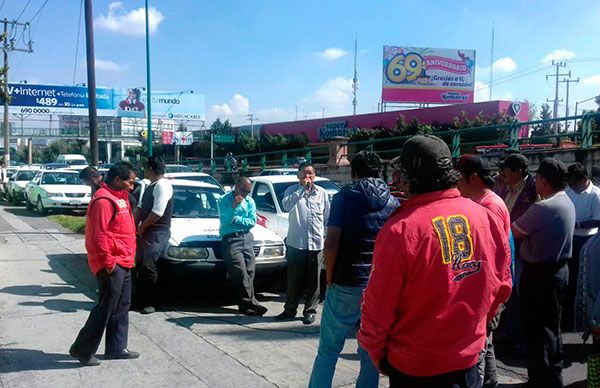 Taxistas expresan inconformidad frente a la Secretaria de Movilidad