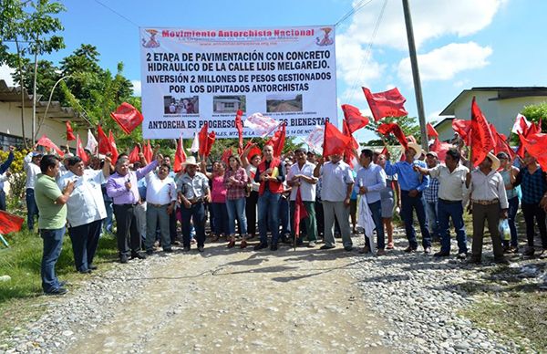 En marcha obra de pavimentación gestionada por Antorcha para Martínez de la Torre