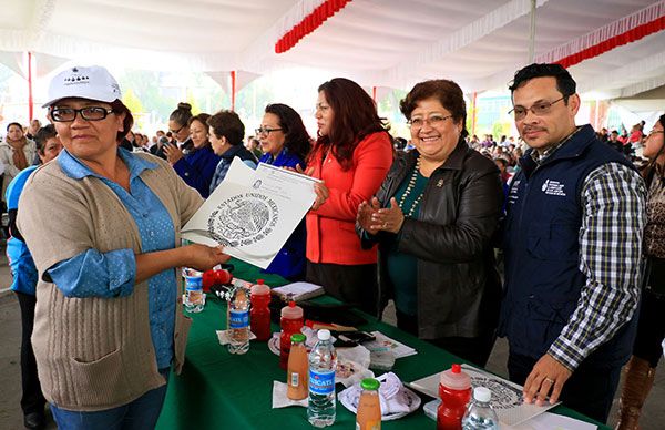 Entregan vales para útiles escolares a alumnos del INEA