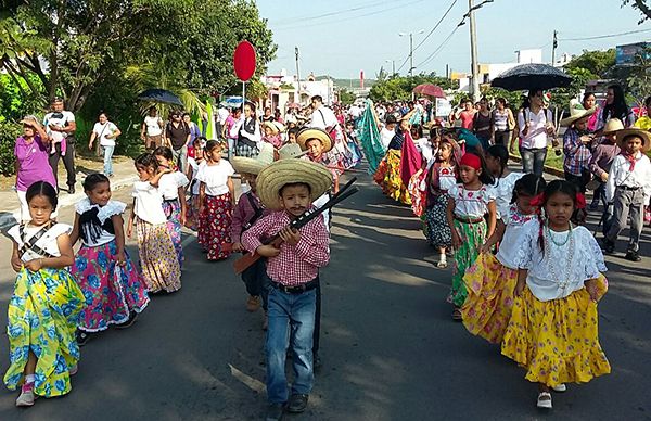 Escuelas antorchistas desfilan en el 106 aniversario de la Revolución Mexicana