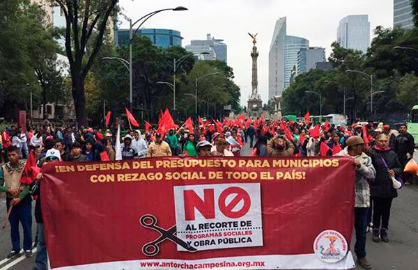   Chimalhuacanos protestan en SEDESOL contra el recorte al gasto social