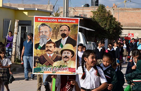 Niños y jóvenes desfilan por aniversario de la Revolución Mexicana