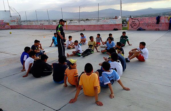 Crean ligas populares de futbol para ofrecer a jóvenes una diversión sana