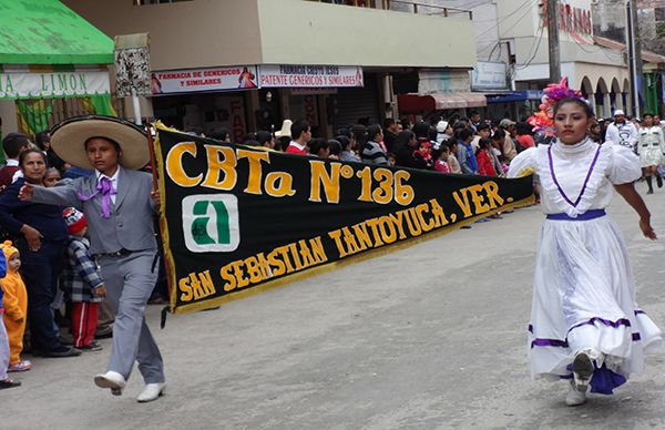 Escuelas de la huasteca conmemoran 106 aniversario de la Revolución Mexicana