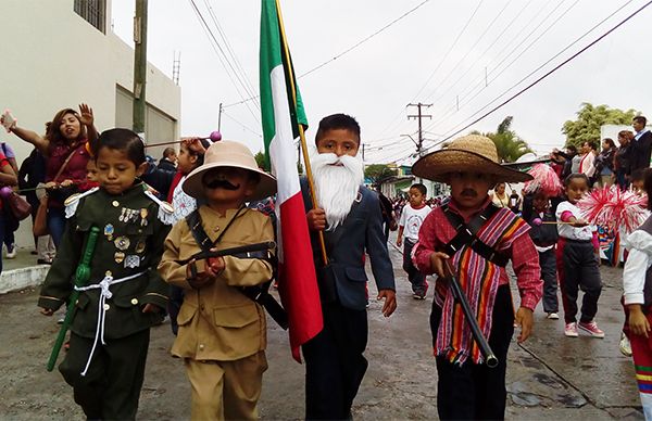 Desfilan escuelas de Córdoba en conmemoración al aniversario de la Revolución Mexicana 