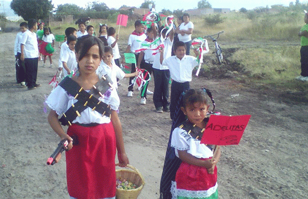 Primaria sin infraestructura homenajea la Revolución