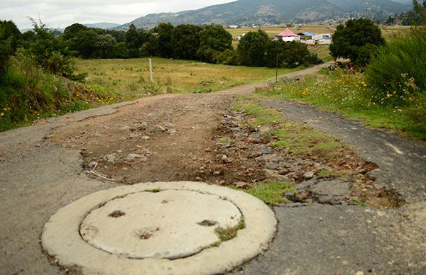 Por culpa del edil, San Bartolo Morelos vive entre baches y lodazales