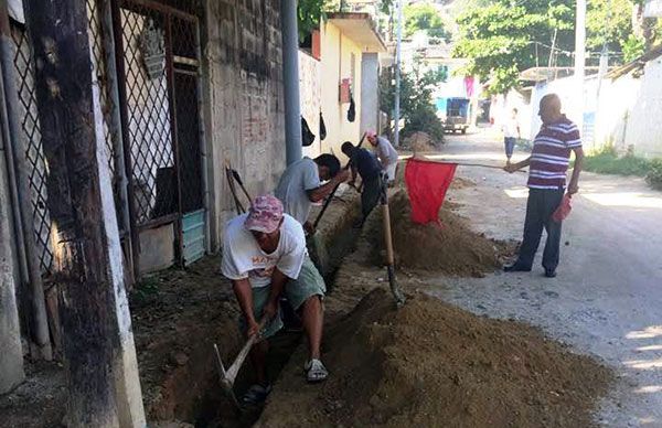 Inicia pavimentación en la colonia Las Cruces de Acapulco