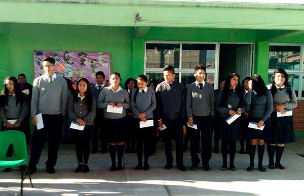  Estudiantes texcocanos reciben becas