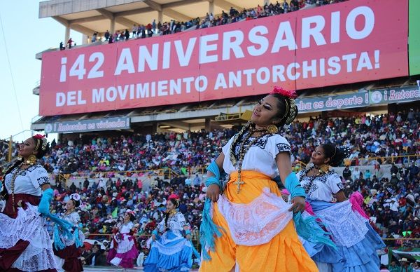 Música, canto, bailables en su 42 aniversario.Antorcha es cultura.