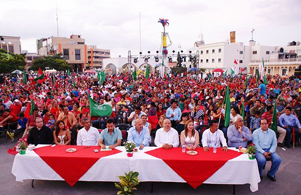  Antorchistas de Centro celebran 32Âº aniversario en Plaza de Armas