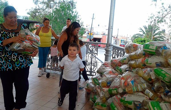  Entregan despensas a familias antorchistas