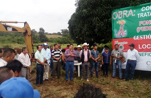 Antorcha da banderazo de construcción a obra de saneamiento en Huazuntlán