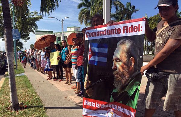 Cadena humana en honor al líder revolucionario 