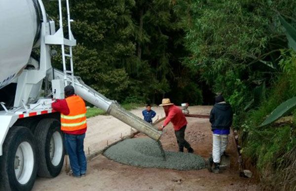 Reanudan trabajos de pavimentación en Villa Victoria