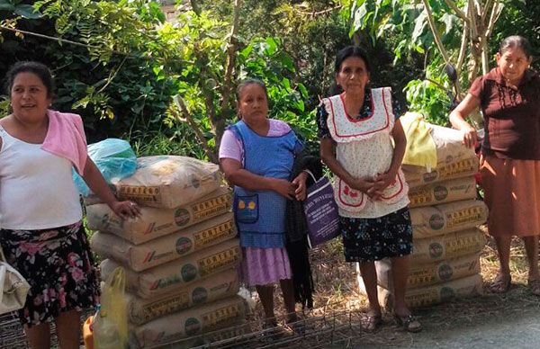  Entregan apoyos a familias otomíes