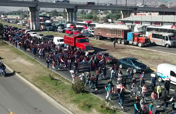 10 mil jóvenes marchan por mejores condiciones educativas en  Ecatepec