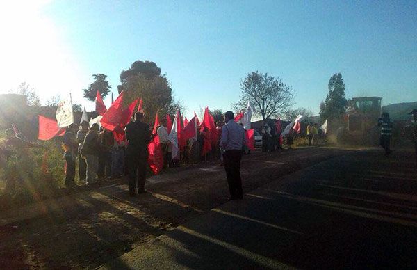 Pavimentan camino en San Bartolo Morelos