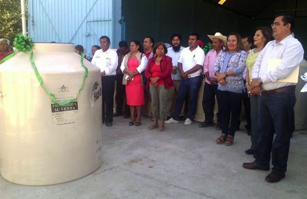 Gracias a la lucha organizada familias logran tinacos para agua